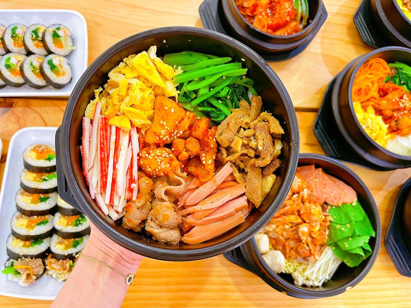 Mỗi phần cơm trộn ở đây như một tác phẩm nghệ thuật với màu sắc vô cùng bắt mắt