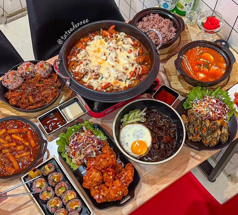 Bàn tiệc đồ ăn Hàn ngon khó cưỡng của Redhouse