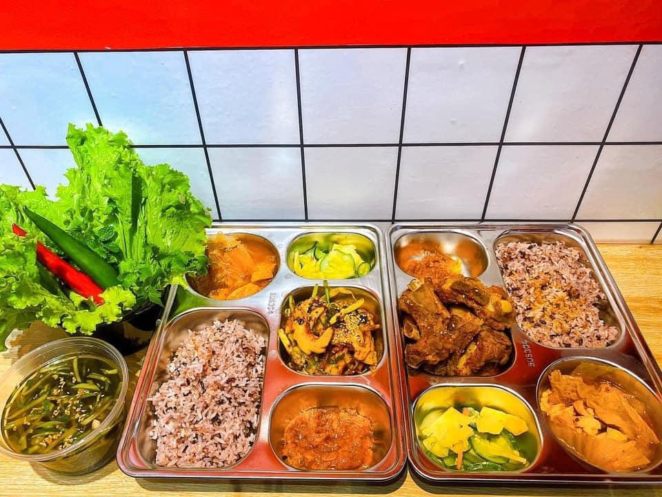 Cơm sườn hầm cay Hàn Quốc là một trong những món ăn must -try khi đến Redhouse