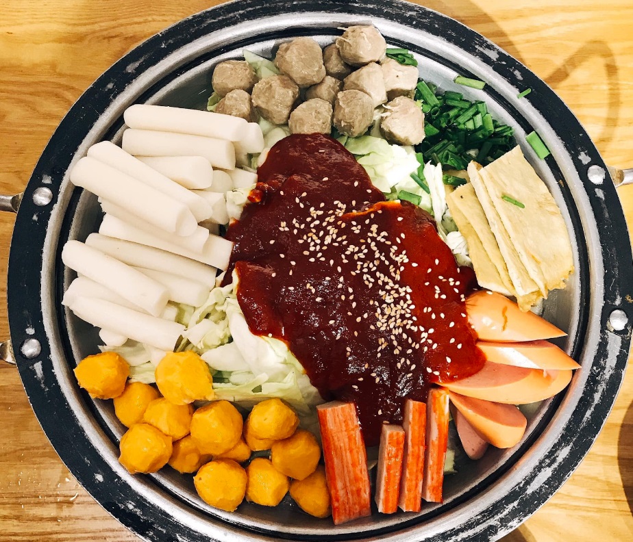 Lẩu tokbokki ở Simisi chuẩn vị Hàn Quốc với topping ngập tràn