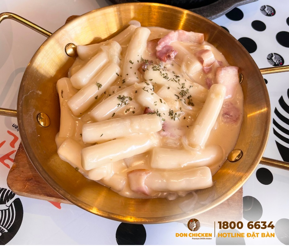 Món Tteokbokki sốt kem mềm dẻo và  béo ngậy