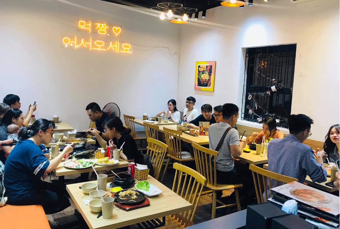 Không gian của Mokchang không quá rộng, nhưng tạo cảm giác ấm cúng và thoải mái