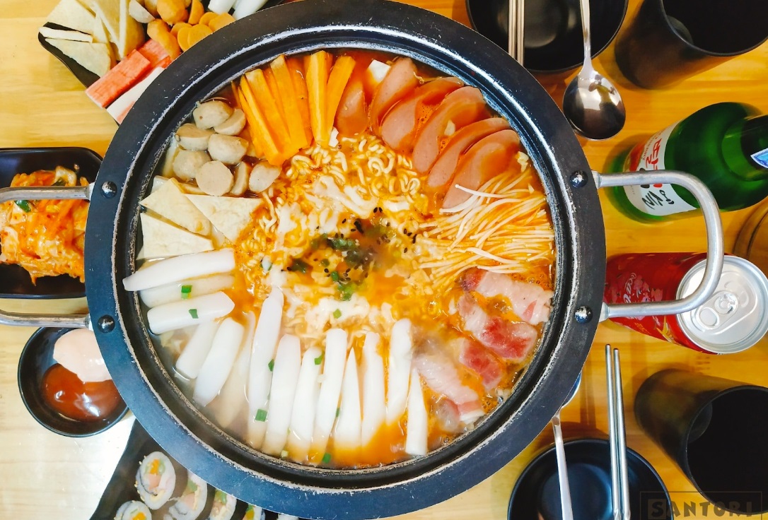 Món lẩu tokbokki tại đây được chế biến sáng tạo với nhiều thành phần