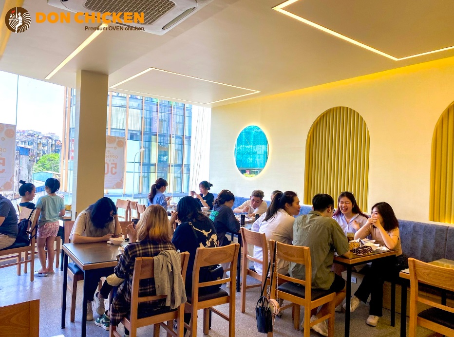 Không gian trẻ trung, hiện đại của Don Chicken